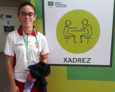 8f092e9f47a74877a4a3007ce158f171