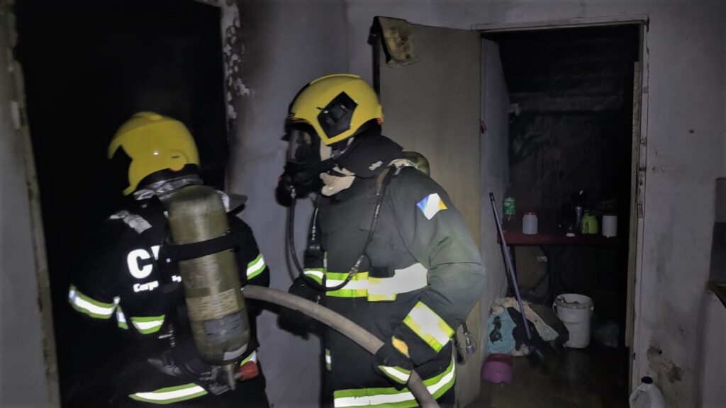 01. bombeiros militares combatem incêndio em residência em araguatins, e evitam que fogo atinja casa vizinha