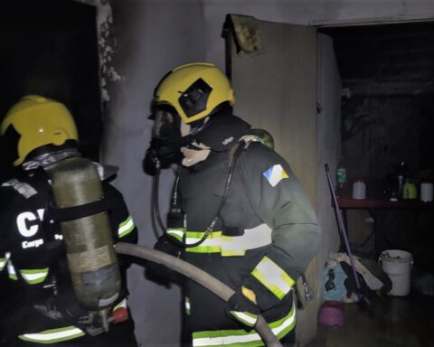 01. bombeiros militares combatem incêndio em residência em araguatins, e evitam que fogo atinja casa vizinha