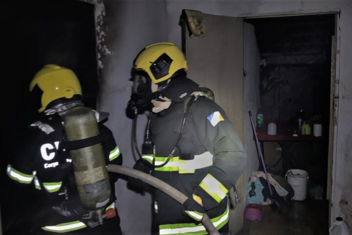 01. bombeiros militares combatem incêndio em residência em araguatins, e evitam que fogo atinja casa vizinha