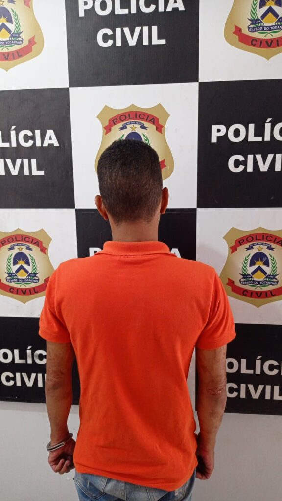 O jovem e os colegas ainda teriam agredido a vítima com chutes após a morte.