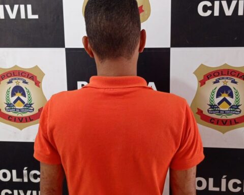 O jovem e os colegas ainda teriam agredido a vítima com chutes após a morte.