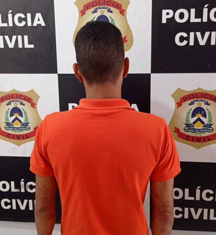 O jovem e os colegas ainda teriam agredido a vítima com chutes após a morte.