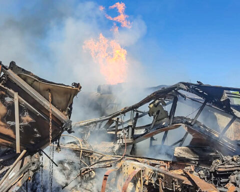 02. com o fogo, as carretas ficaram destruídas e bloquearam a to 040, em dianópolis