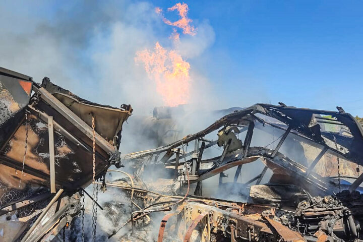 02. com o fogo, as carretas ficaram destruídas e bloquearam a to 040, em dianópolis