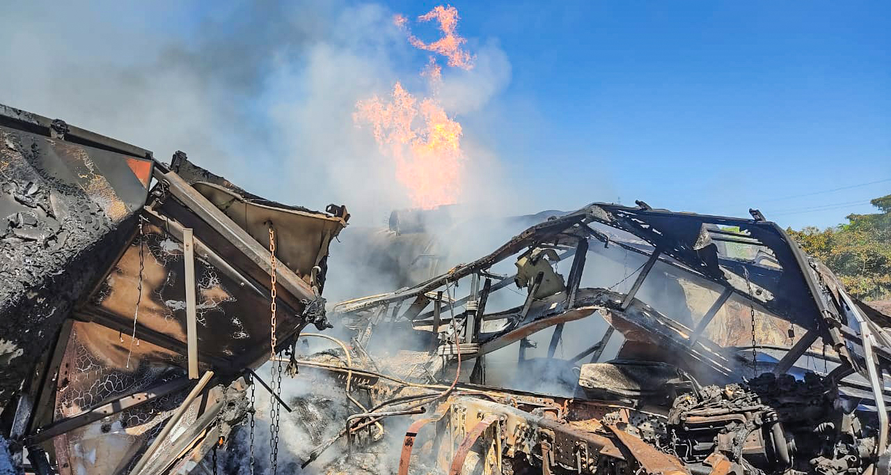 02. com o fogo, as carretas ficaram destruídas e bloquearam a to 040, em dianópolis
