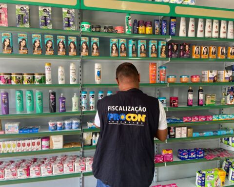 Foto 01 produtos vencidos são alvos da operação feita pela fiscalização