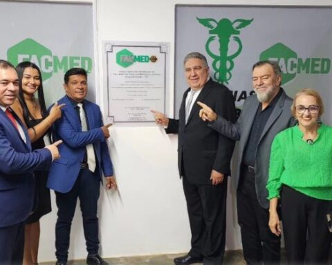 Facmed inaugura novas instalacoes e concede titulo de doutor ao prefeito antonio do bar 1 580x420