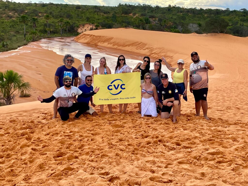 Agentes de viagens exploram a exuberante paisagem do jalapão durante o famtour, promovendo o turismo sustentável no tocantins kamila gonçalves governo do tocantins
