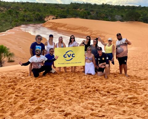 Agentes de viagens exploram a exuberante paisagem do jalapão durante o famtour, promovendo o turismo sustentável no tocantins kamila gonçalves governo do tocantins