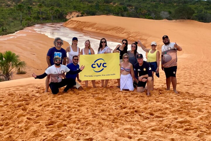 Agentes de viagens exploram a exuberante paisagem do jalapão durante o famtour, promovendo o turismo sustentável no tocantins kamila gonçalves governo do tocantins