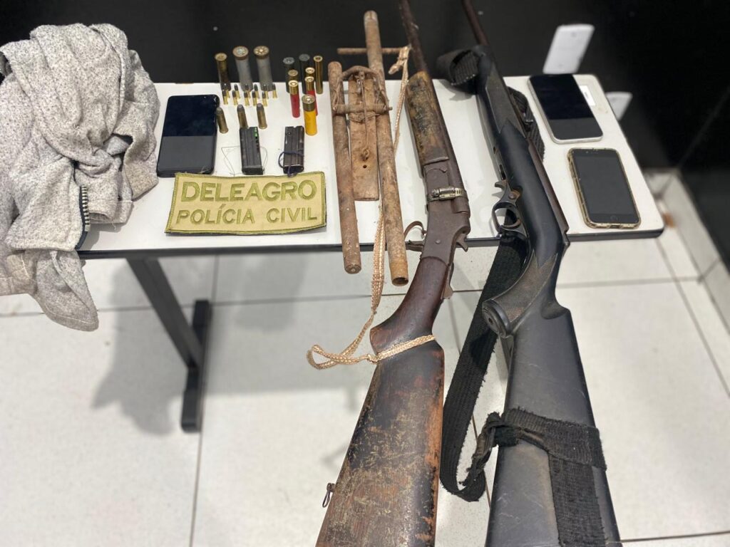 Armas de fogo, munições e vestimenta apreendida na 1ª fase da operação venom.