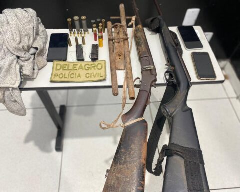 Armas de fogo, munições e vestimenta apreendida na 1ª fase da operação venom.