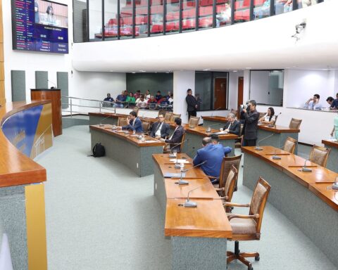 Plenário da aleto foto isis de oliveira