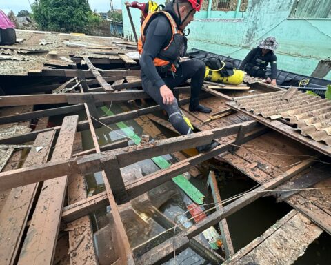 02. no telhado da casa alagada, o cabo pacheco, do cbmto, leva esperança e resgate aos moradores de canoas