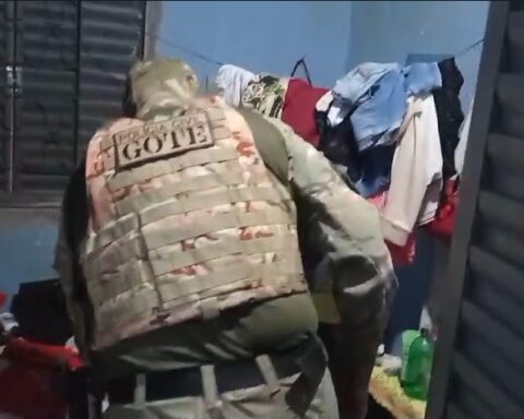 Além das drogas, as autoridades apreenderam celulares e dinheiro em espécie