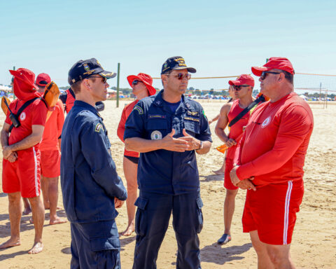 03. coronel ornelas (à direita), com o vice almirante alvarenga, da marinha do brasil