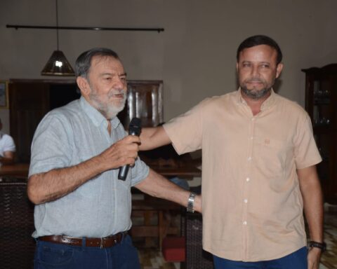 Prefeito reúne base e apresenta formalmente roni teodoro