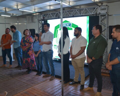 Presidente do ruraltins ao lado de parceiros realiza abertura oficial da feira colheita