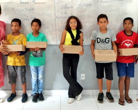 Foto 4 alunos da escola estadual silverio ribeiro, de meteiros, recebem os kits