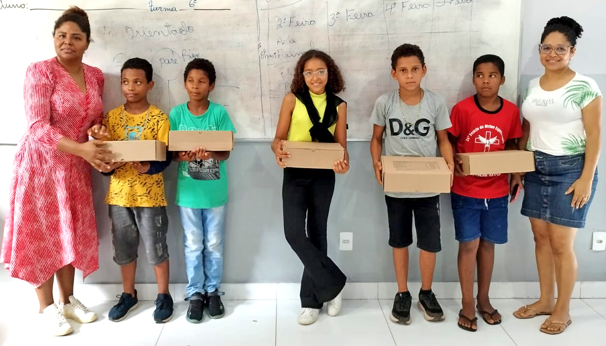 Foto 4 alunos da escola estadual silverio ribeiro, de meteiros, recebem os kits