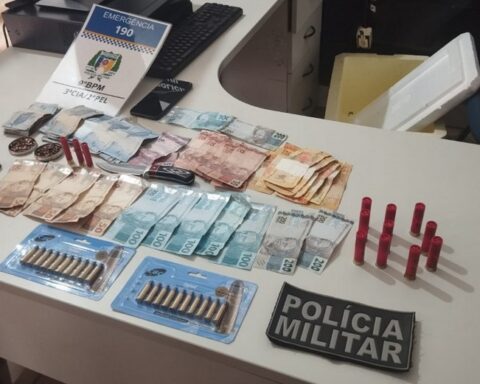 Objetitos apreendidos com suspeito durante abordagem