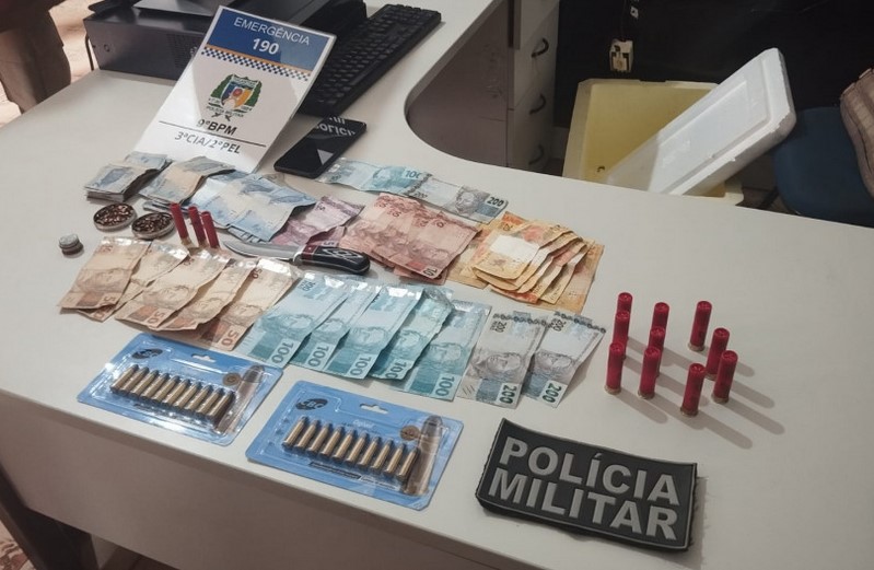 Objetitos apreendidos com suspeito durante abordagem