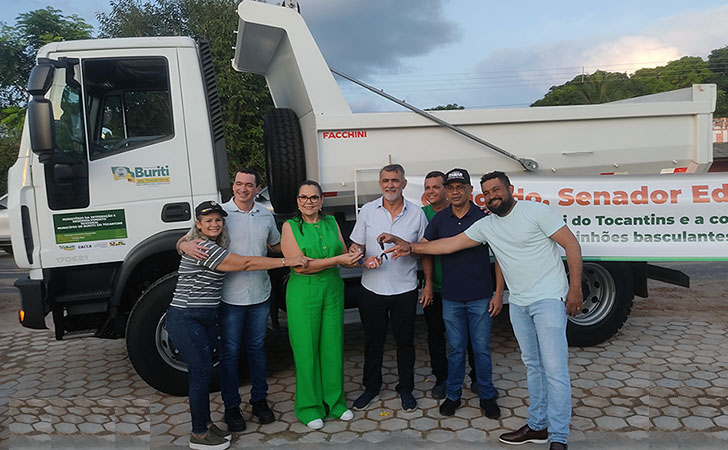Prefeita de buriti lucilene brito inaugura escola estrega veiculos e iluminacao de campo de futebol vila uniao 14