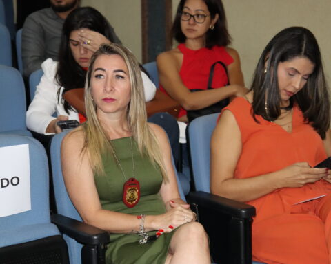 Delegada sarah lilian conduziu uma palestra com foco na lei maria da penha