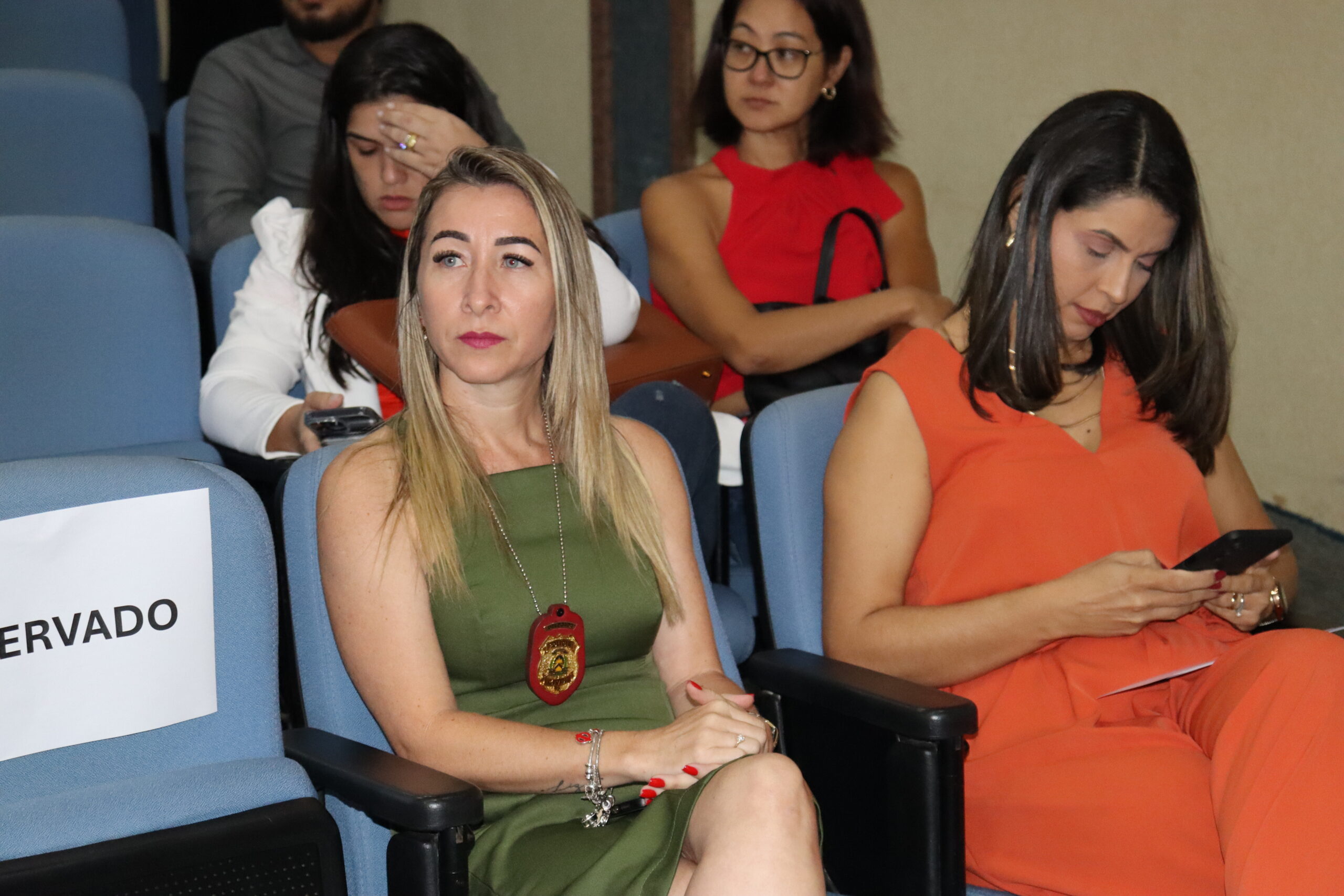 Delegada sarah lilian conduziu uma palestra com foco na lei maria da penha