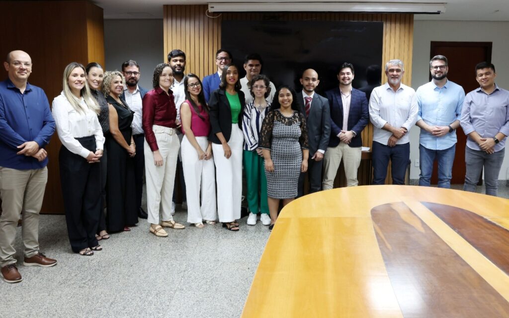Posse dos primeiros convocados no concurso da aleto foto silvio santos (1)
