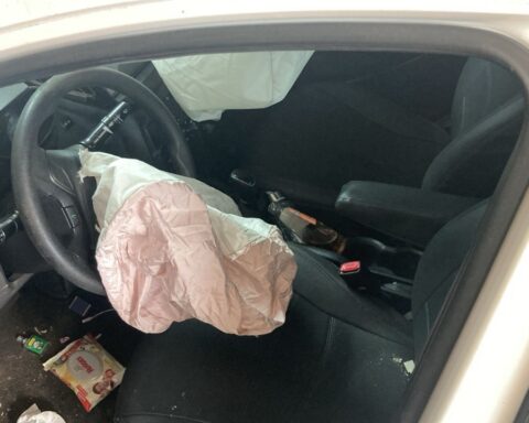 Suspeita invadiu o estabelecimento com um carro após discussão com funcionária