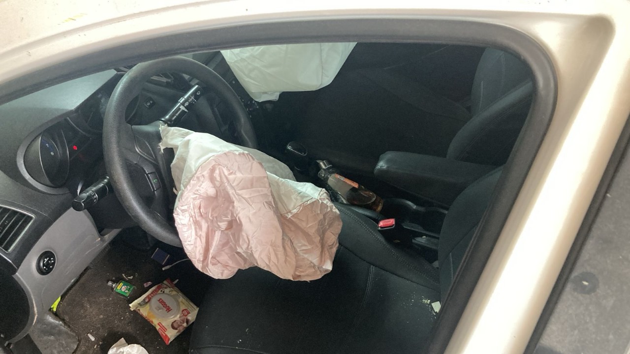 Suspeita invadiu o estabelecimento com um carro após discussão com funcionária