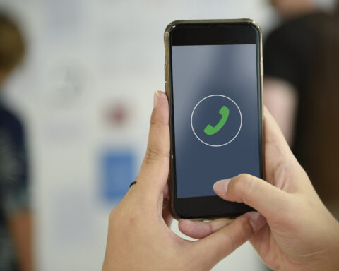 Mao segurando o celular tirando foto.jpg