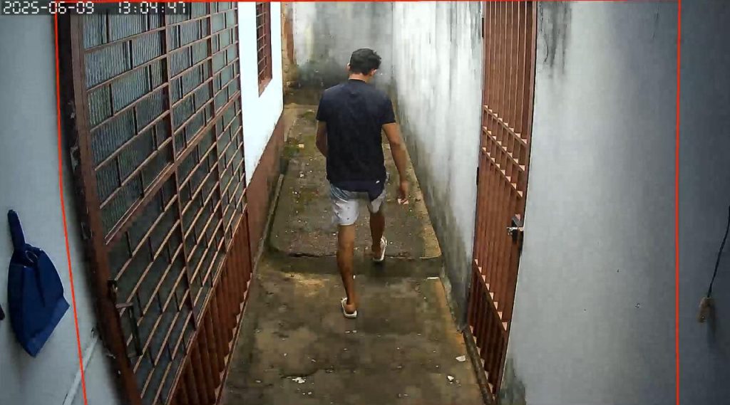 Suspeito flagrado por cameras de seguranca no momento de um dos furtos. 1024x569 1.jpeg