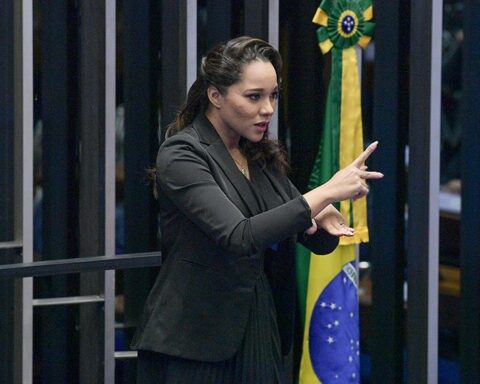 Interprete de libras foto pedro franca agencia senado.jpg