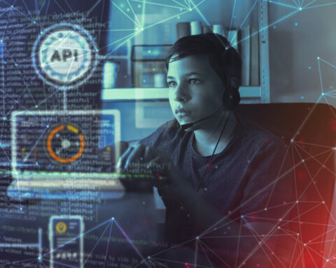 Pessoa trabalhando html no computador.jpg