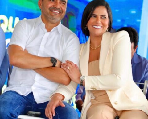 Wanderlei barbosa ao lado da primeira dama do tocantins karynne sotero 696x717