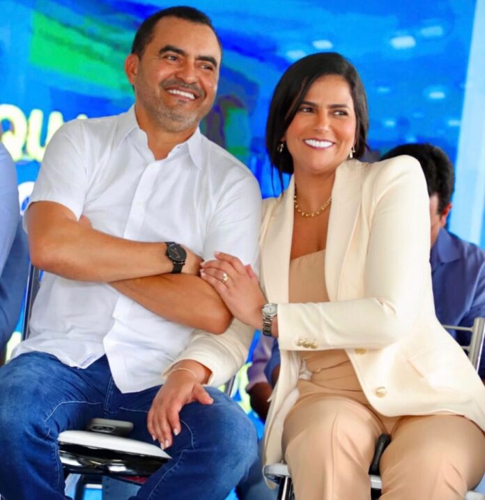 Wanderlei barbosa ao lado da primeira dama do tocantins karynne sotero 696x717