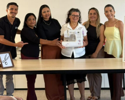 Turma de corte e costura do cvt de august celebra formatura com confraternizacao