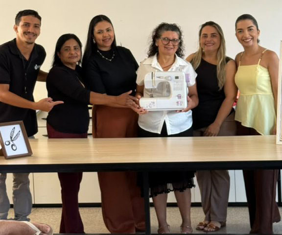 Turma de corte e costura do cvt de august celebra formatura com confraternizacao