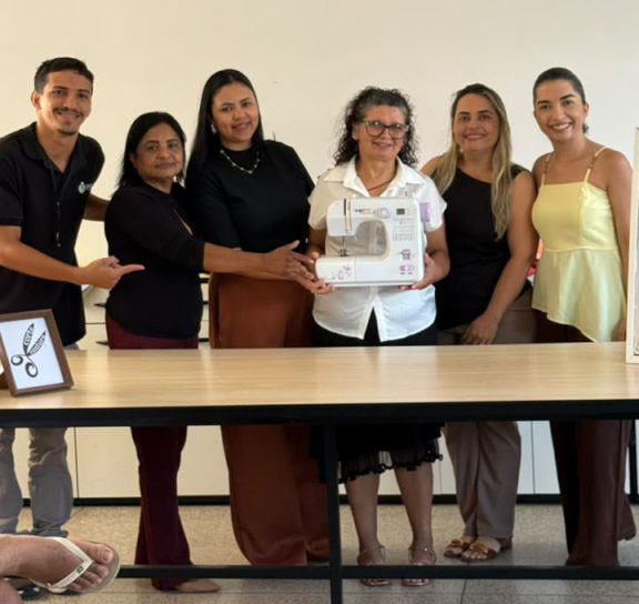 Turma de corte e costura do cvt de august celebra formatura com confraternizacao